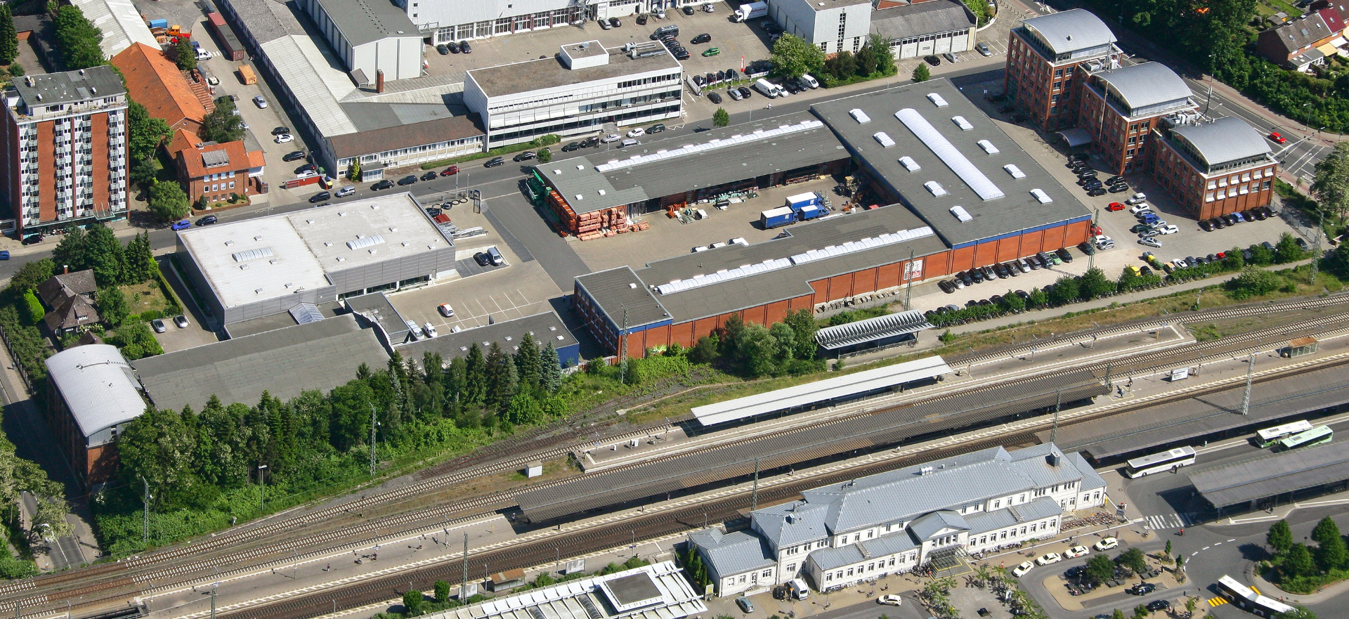 Vogelperspektive auf die W.L. Schröder Standorte in Lüneburg – Hauptsitz am Pulverweg und Standort in der Bessemerstraße