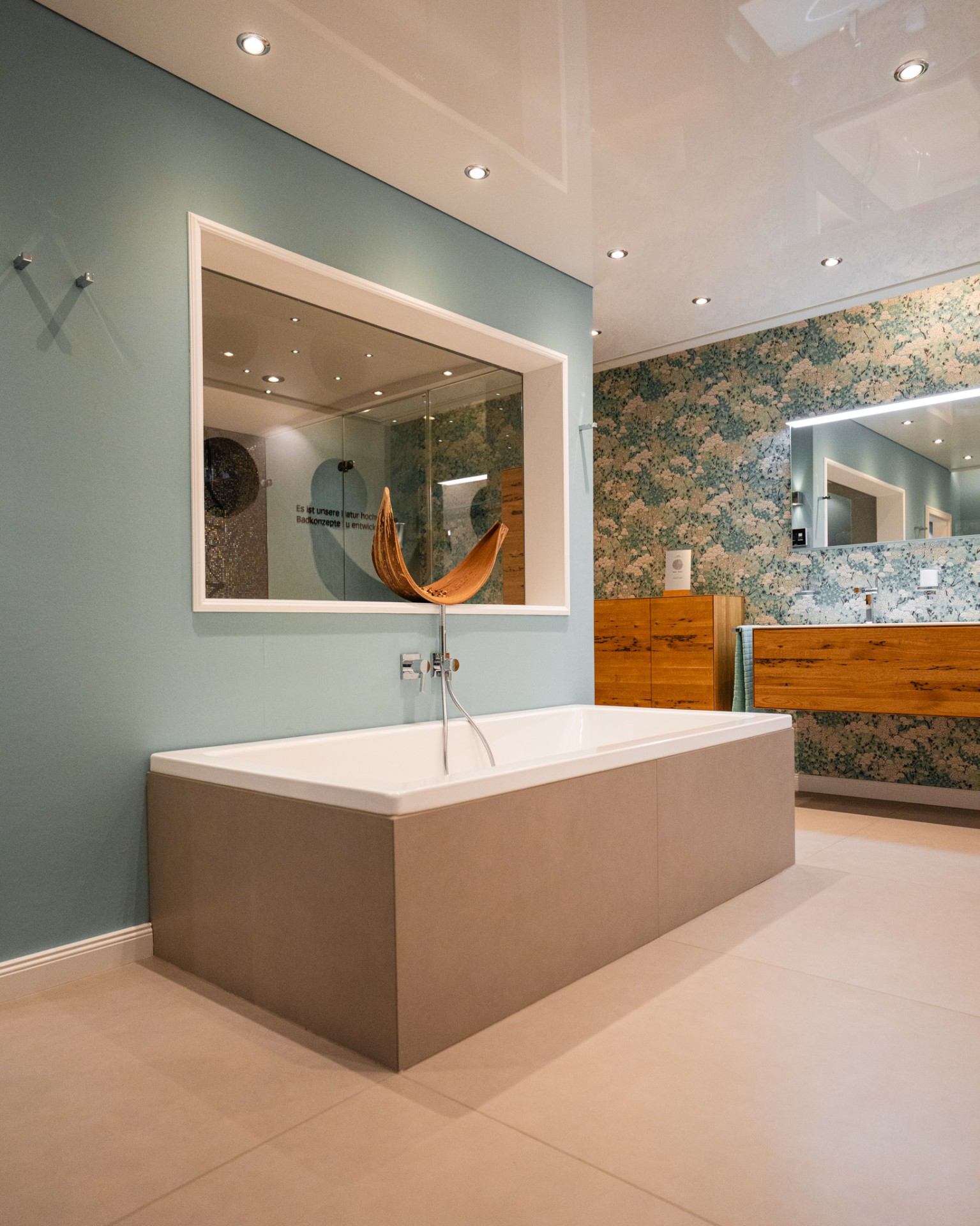 Badewanne mit Whirlpoolfunktion im W.L. Schröder Showroom