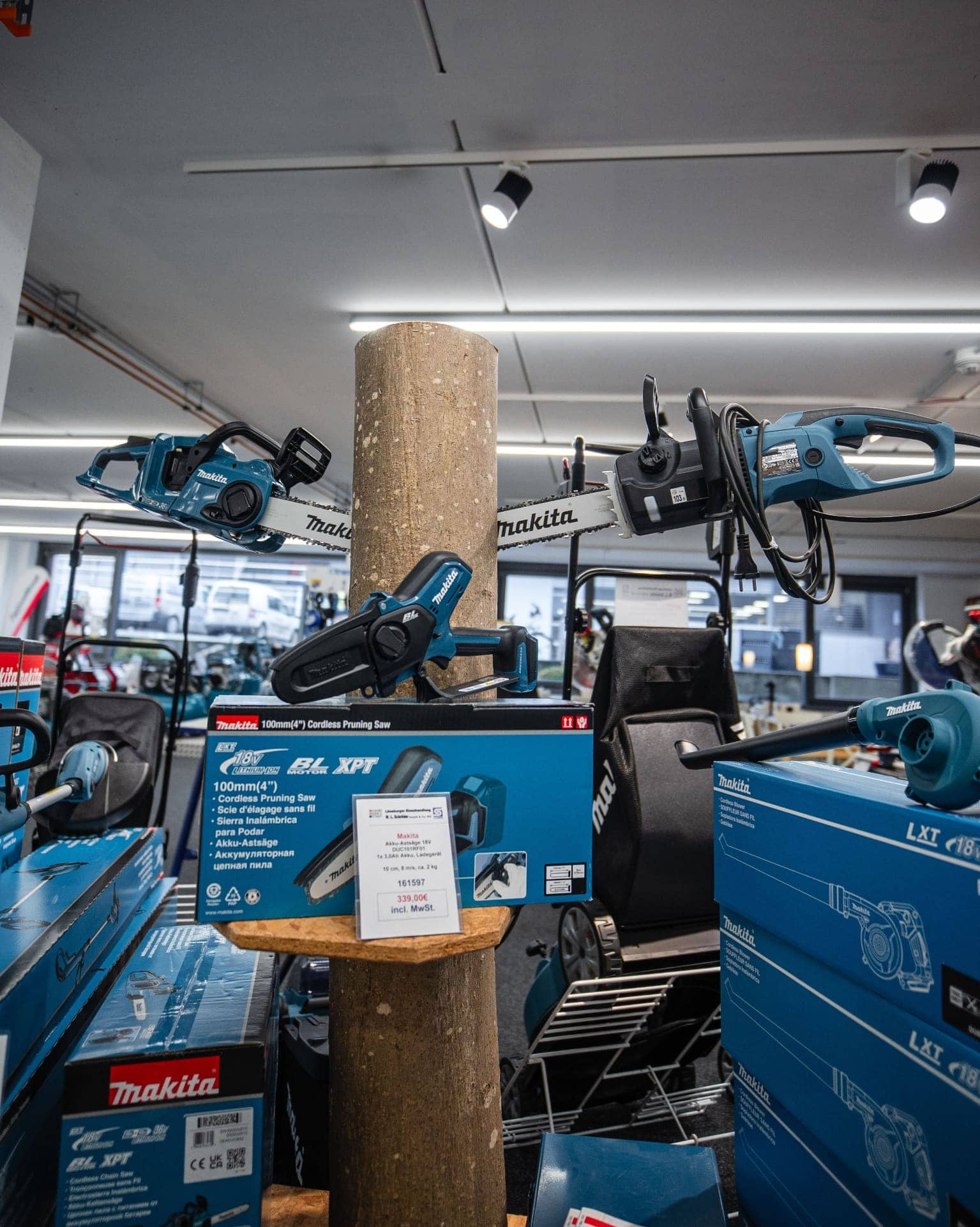 Makita Akku-Kettensägen und Akku-Astsäge an Holzstamm im W.L. Schröder Forsttechnik-Sortiment