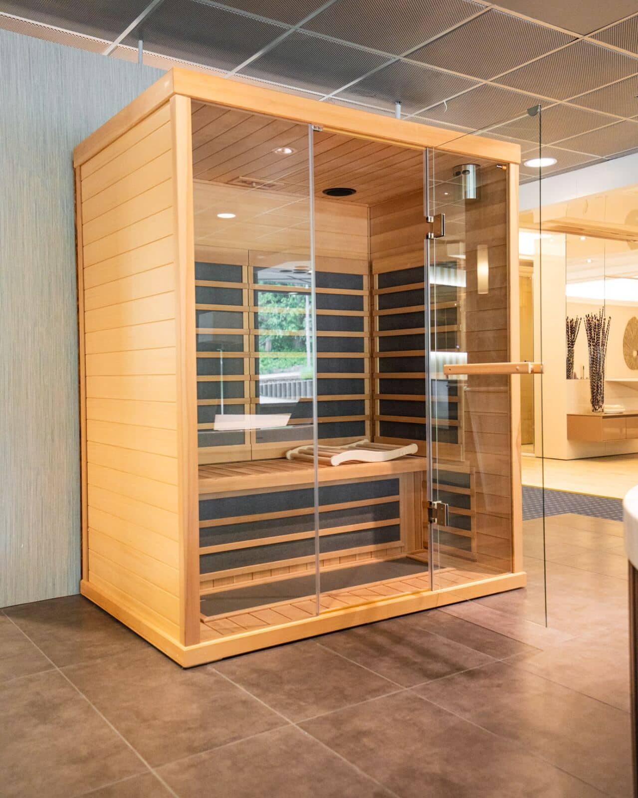 Eleganter Wellnessraum mit Infrarotkabine