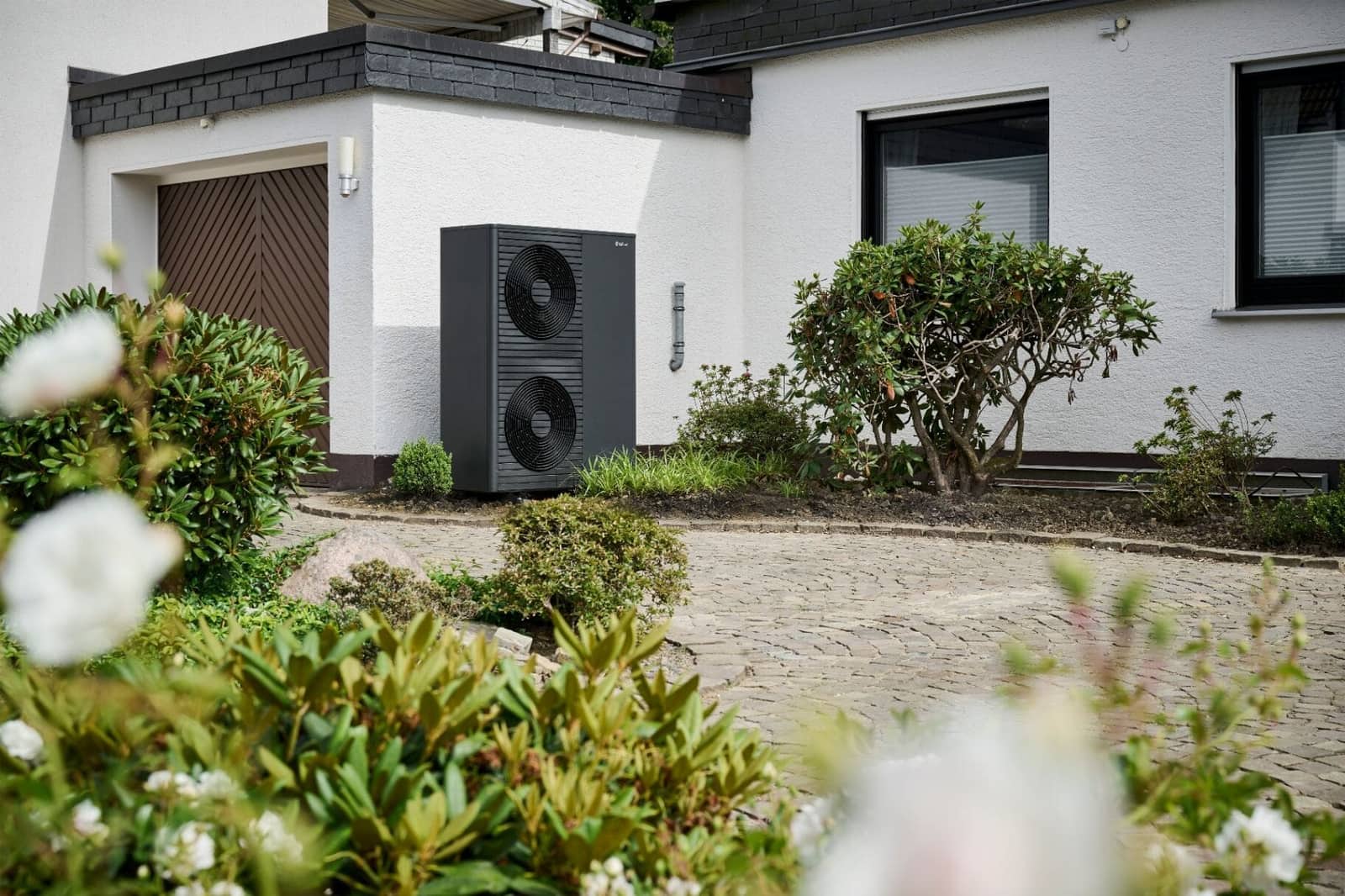 Wärmepumpe an einem modernisierten Wohnhaus