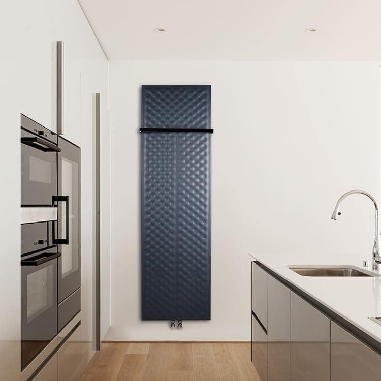 Glatter Planheizkörper in minimalistischem Wohnraum