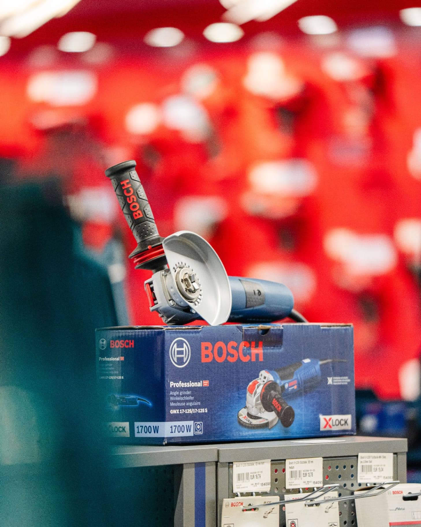 Bosch Professional Winkelschleifer GWX 17-125 mit X-LOCK auf Verkaufstheke im W.L. Schröder Fachmarkt